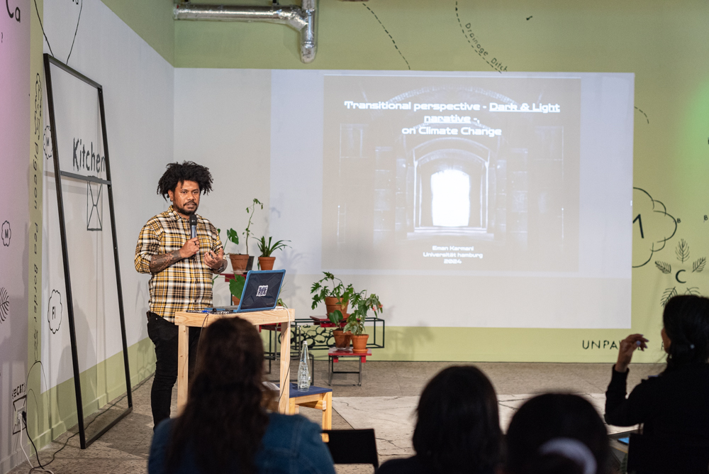 Eman Karmani präsentiert sein studentisches Forschungsprojekt | Photo: Raisa Galore & Marvin Systermans