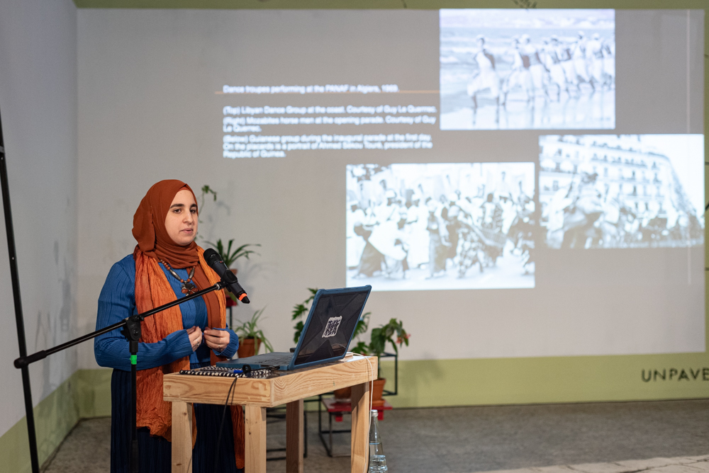 Hibatolah Nassiri-Vura präsentiert ihr studentisches Forschungsprojekt | Photo: Raisa Galore & Marvin Systermans
