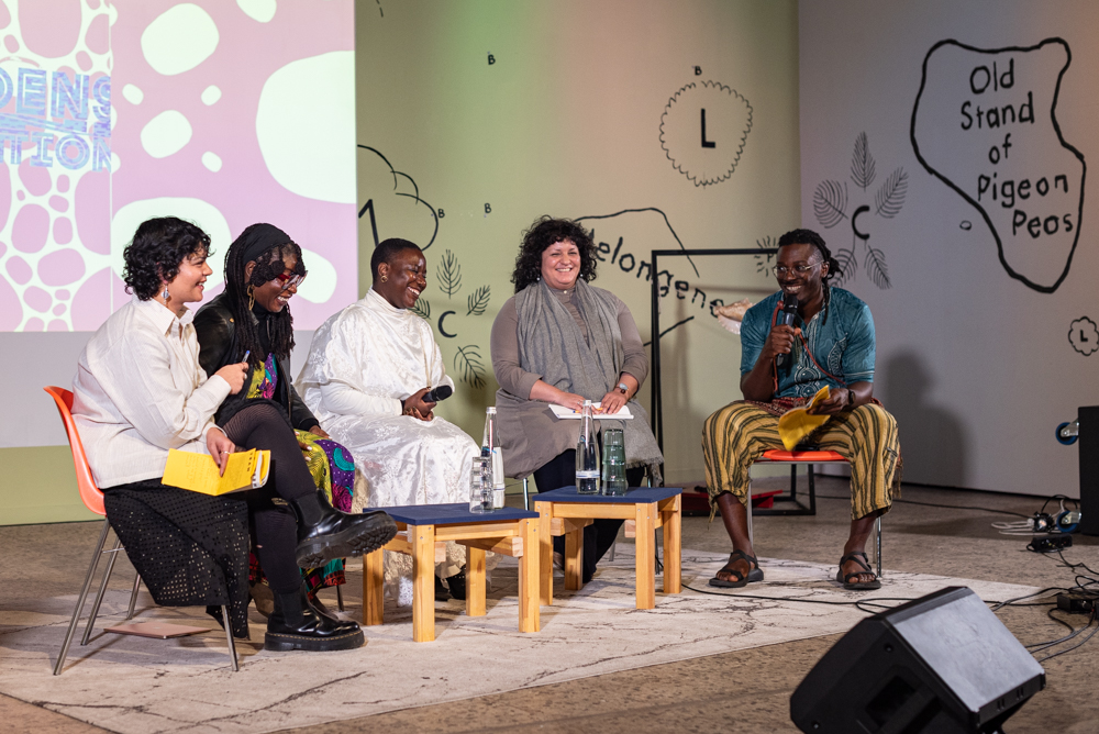 Unterhaltung zwischen Samba Yonga, Helena Uambembe, Sarah Imani mit Meghna Singh und Mokia Laisin | Photo: Raisa Galore & Marvin Systermans