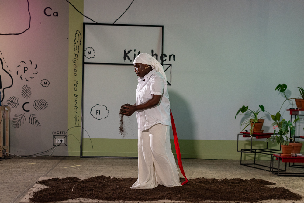 Performance von Helena Uambembe | Photo: Raisa Galore & Marvin Systermans