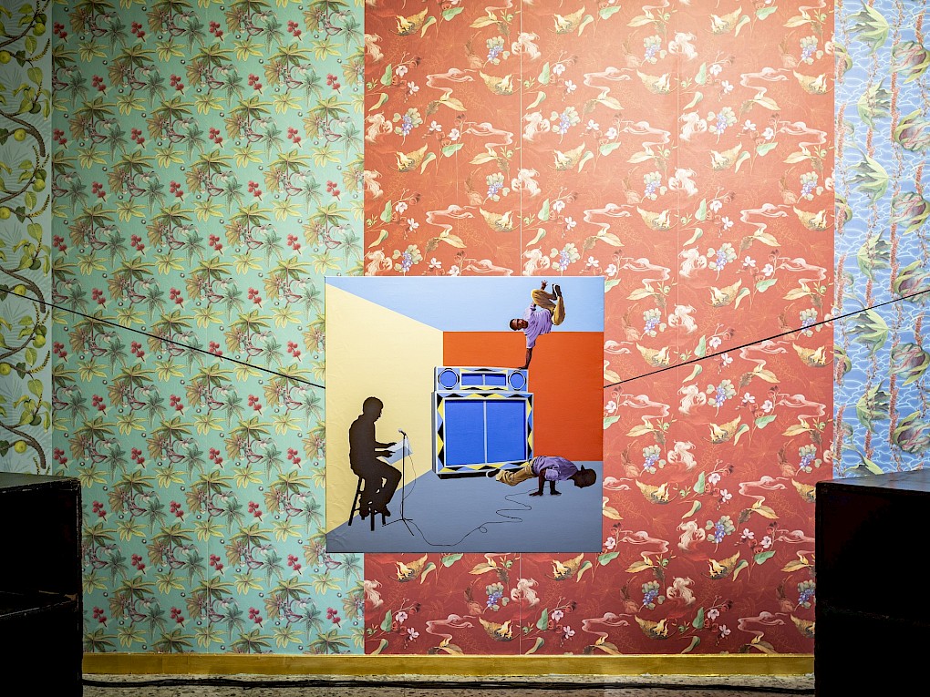 Eliécer Salazar: "Mike Char lee el discurso sobre el colonialismo de Aimé Césaire mientras un par de boys hacen el famoso giro decolonial" [Im Hintergrund: Joiri Minaya: The Cloaking Series] | Photo: Marvin Systermans