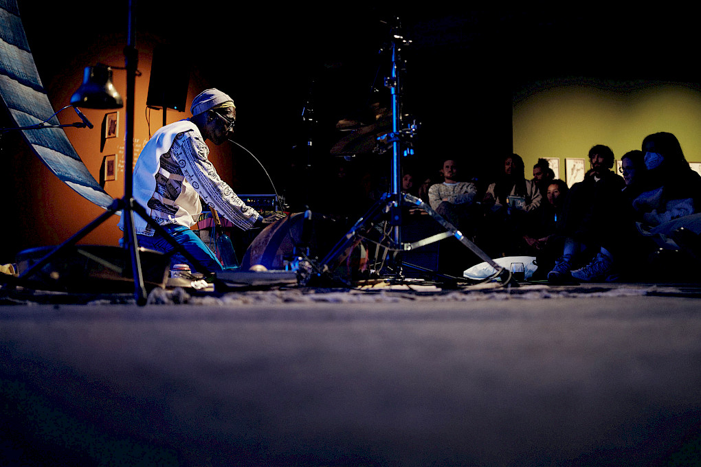 Performance von Dudù Kouate | Foto: Lucas Dietrich