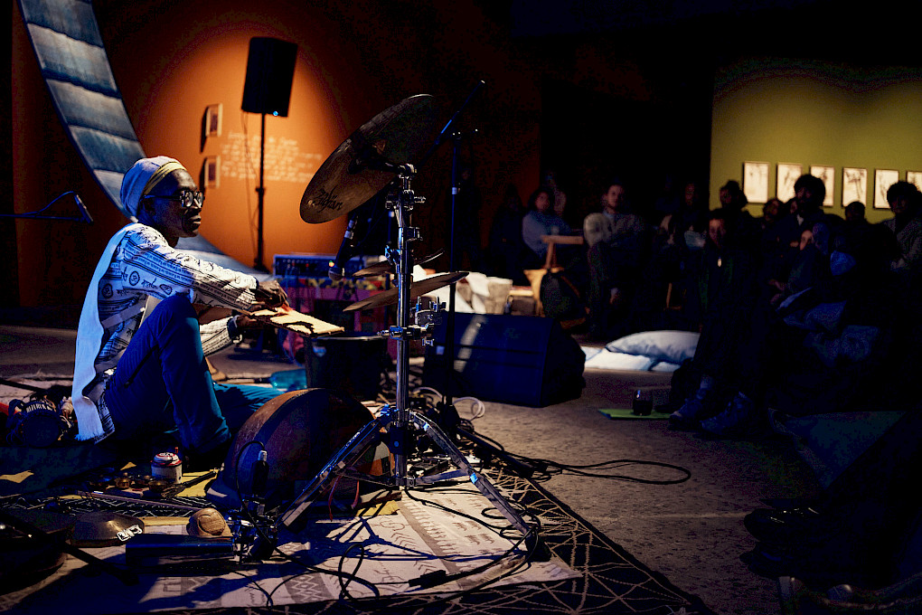 Performance von Dudù Kouate | Foto: Lucas Dietrich