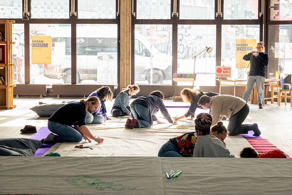 Social Mapping-Session bei SAVVY Contemporary, Berlin, Februar 2026. Oscar Murillo, 2026. Mit freundlicher Genehmigung des Künstlers. Photo Copyright: ©Matthew Hansen