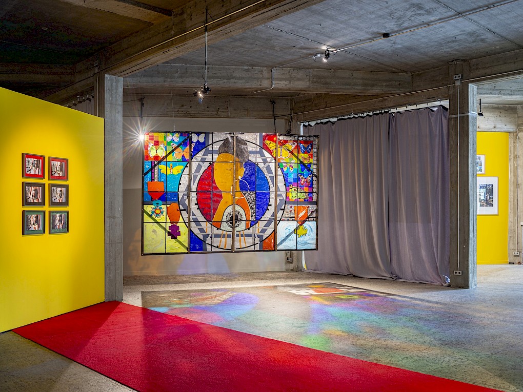 Installationsansicht. In der Mitte: "Shrine of the Divine Negress Nr.1 / The Goddess Projects" | Photo: Marvin Systermans